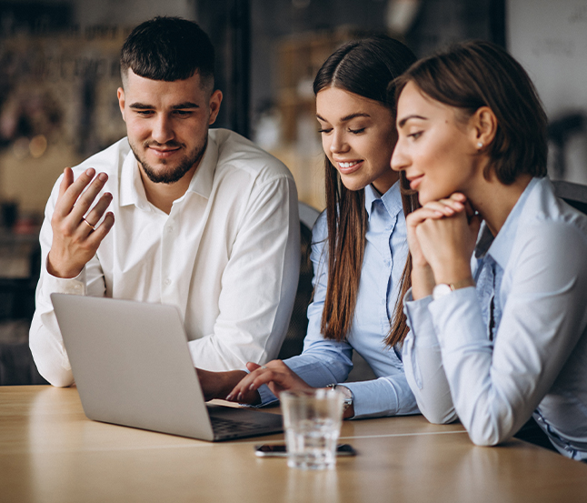3 adulți la laptop
